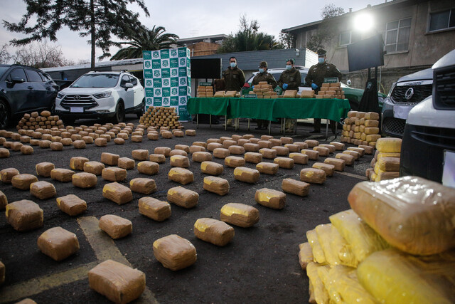 Durante una operación de control vehicular, Carabineros confiscó 835 kilogramos de sustancias ilícitas en la localidad de Socaire, ubicada a 86 kilómetros de San Pedro de Atacama, en la región de Antofagasta.