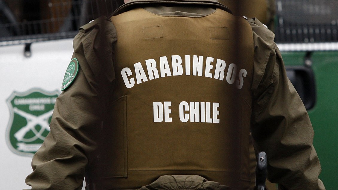 Carabineros detiene a adolescentes que amenazaban transeúntes en estación Quinta Normal.