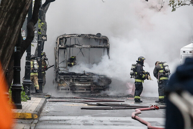 Delincuentes queman buses en Alameda