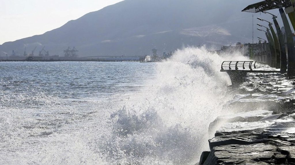 Perú cierra puertos por intenso oleaje.