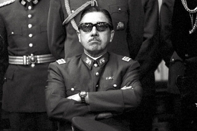 pinochet usando lentes