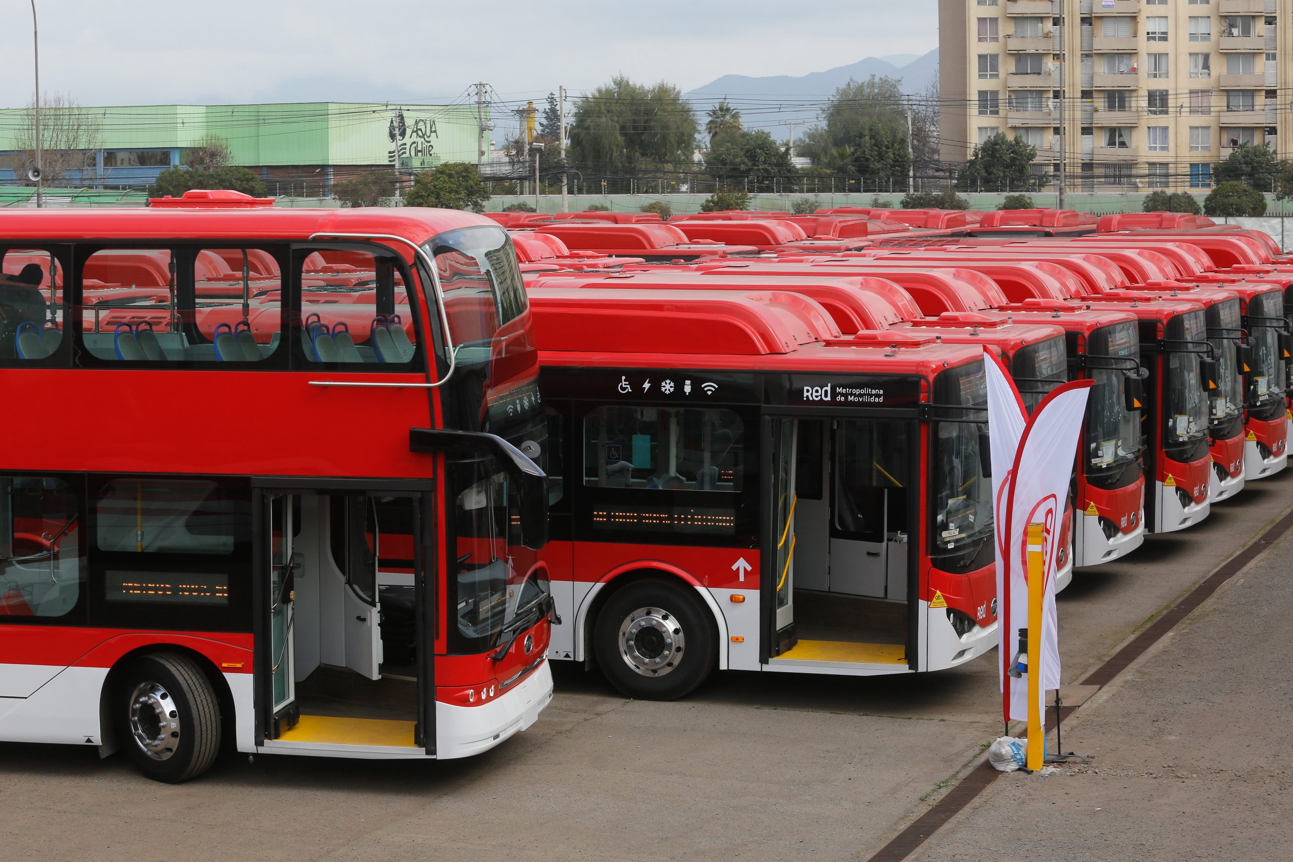 Buses de 2 pisos para el sistema RED, previo a su estreno en Santiago 2023.
