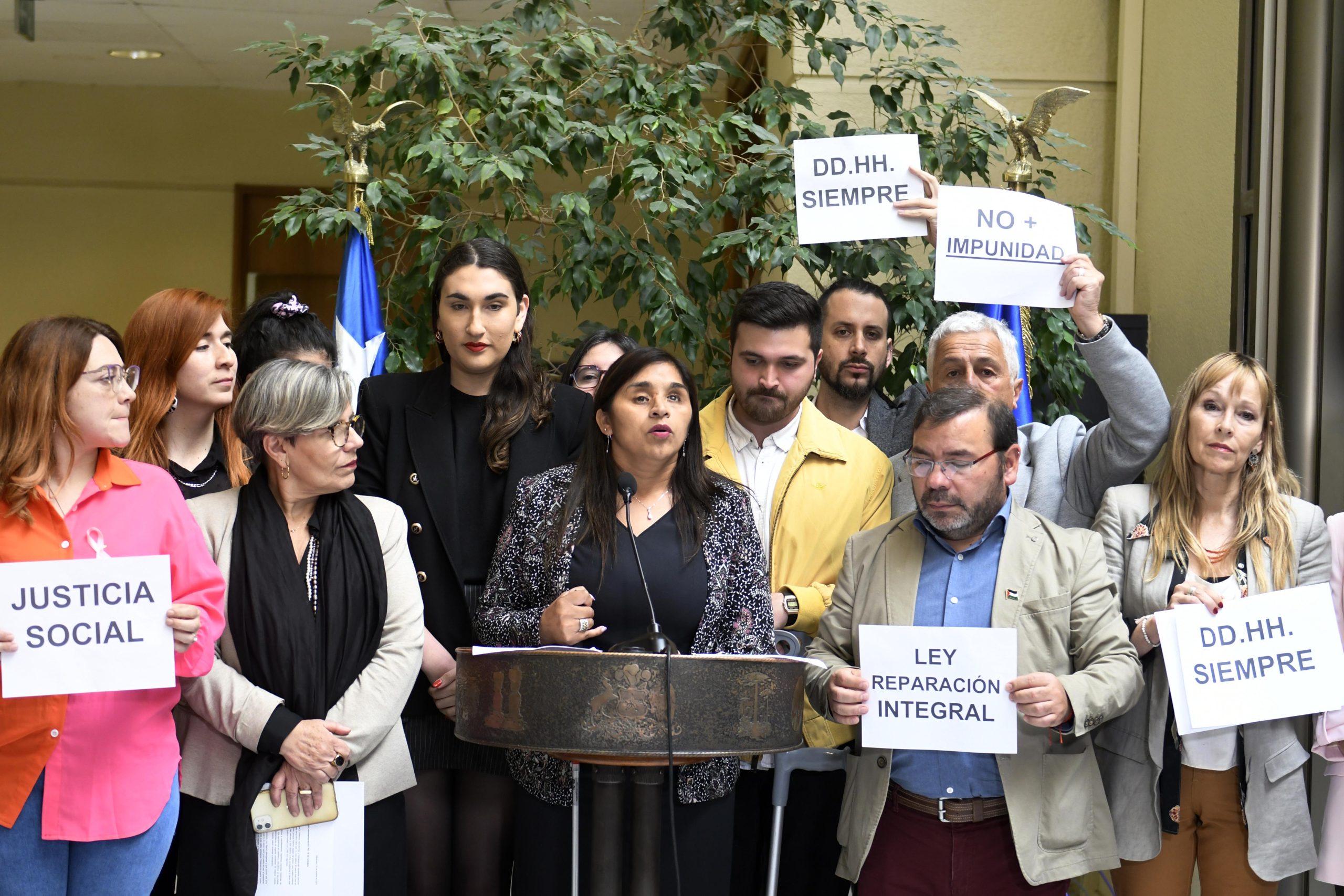 Senadora Fabiola Campillai acompañado de diferentes parlamentarios realizan una conferencia de prensa al cumplirse 4 años del estallido social en Chile .