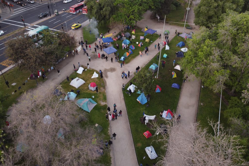 Pobladores de Lo Hermida se toman el Parque Balmaceda.