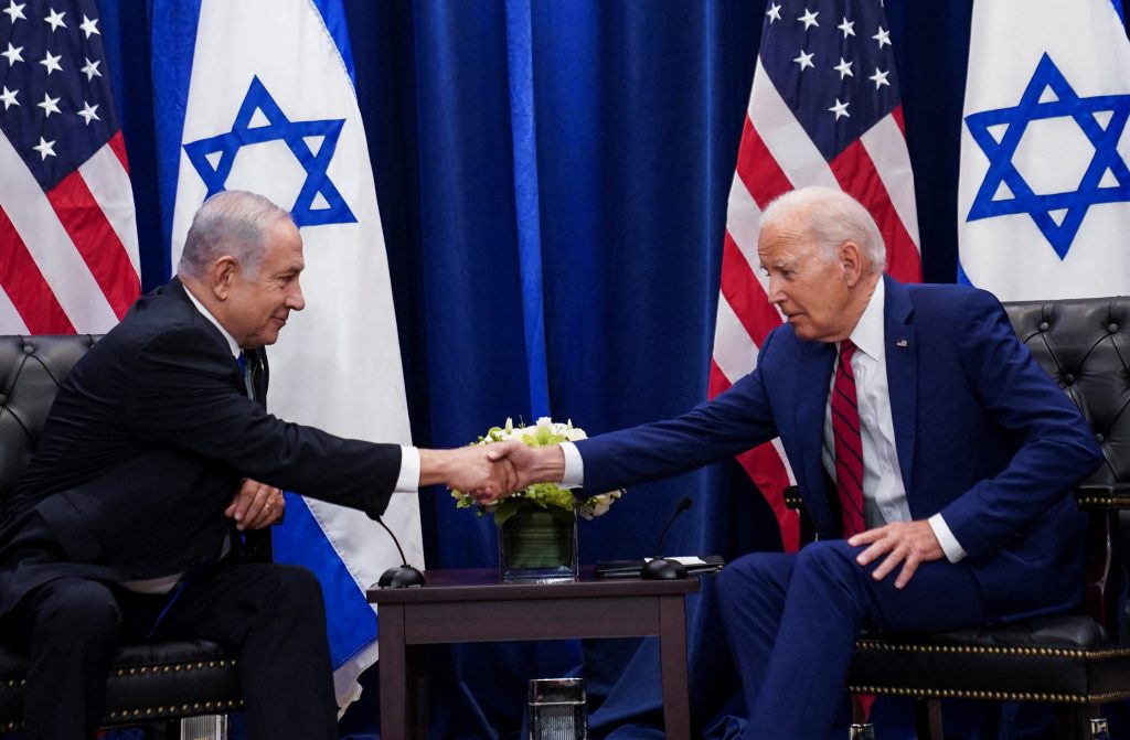 El primer ministro de Israel, Benjamin Netanyahu le da la mano al presidente de los Estados Unidos, Joe Biden en la 78va Asamblea General de Naciones Unidas en la ciudad de Nueva York. (Foto: Reuters)