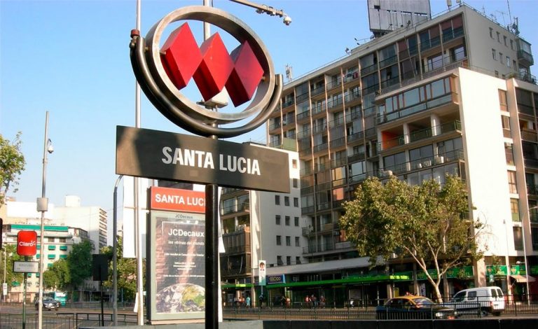 La fiscalización fue hacia vendedores ambulantes de metro Santa Lucía.