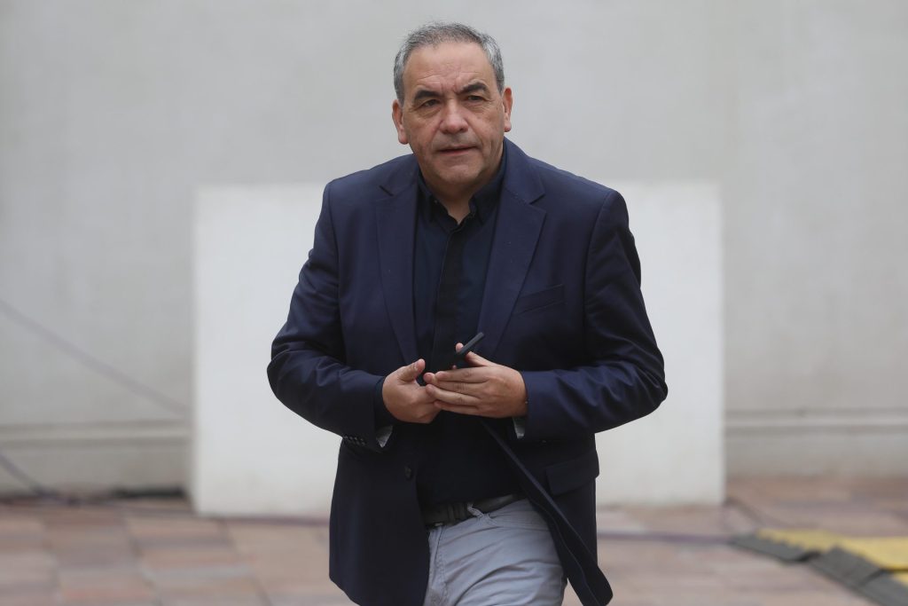 Senador Espinoza (PS) respalda a Montes y arremete contra RD
