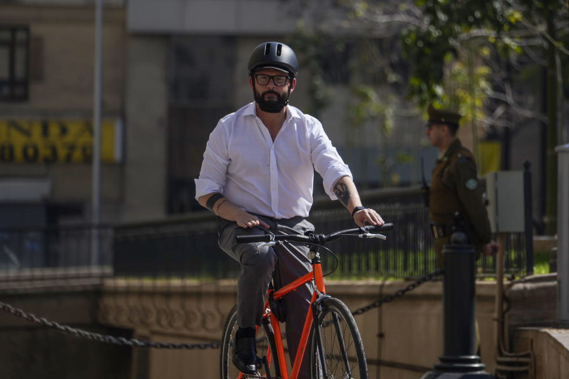 Boric: Subí el cerro en bicicleta "espero que al senador Macaya no le moleste".