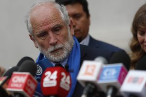 La comisión revisora aprobó el libelo de la acusación constitucional contra el ministro Carlos Montes, dando paso a su revisión en la Sala con un informe favorable.