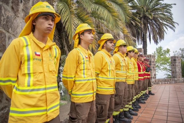 El Servicio Nacional de Prevención y Respuesta ante Desastres (Senapred) ha emitido una Alerta Roja para la comuna de Melipeuco, en la región de La Araucanía, debido a un incendio que está causando daños en el Parque Nacional Conguillío.