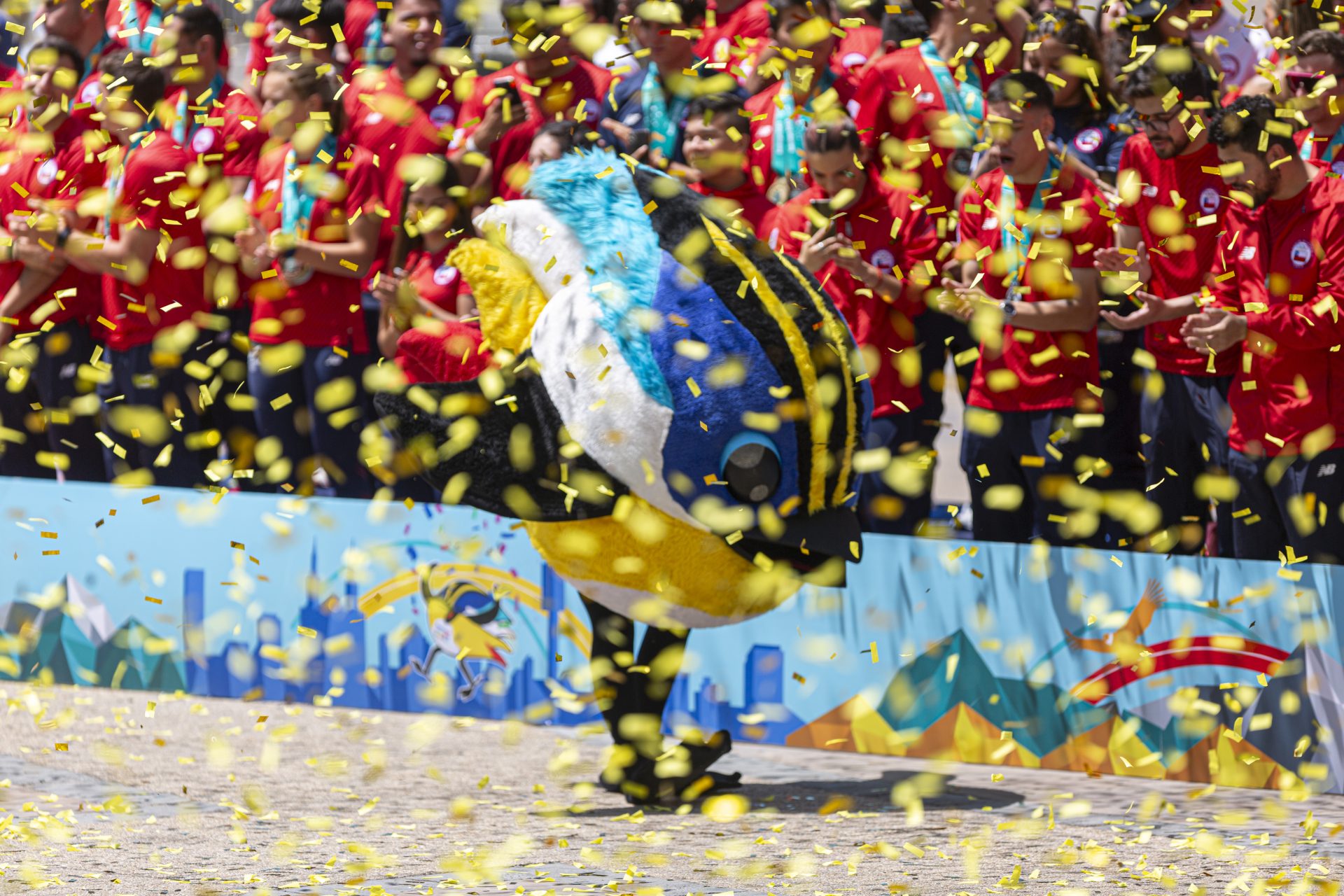 La mascota de Santiago 2023 celebrando junto al Team Chile.