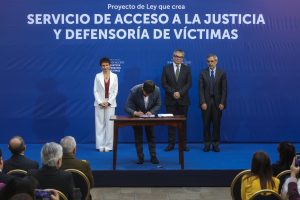 Firma del proyecto que crea el Servicio Nacional de Acceso a la Justicia y la Defensoría de las Víctimas.