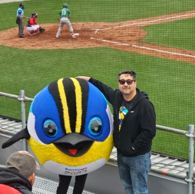 Eduardo Cortés junto a Fiu, la Mascota de Santiago 2023.