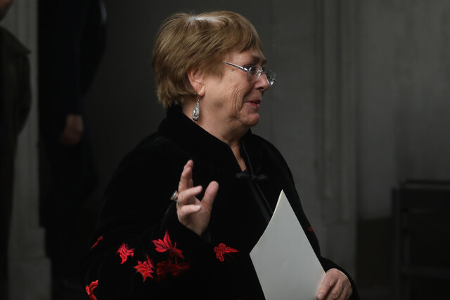 La expresidenta Michelle Bachelet expresó su preocupación ante las críticas provenientes de sectores de derecha que buscan obstaculizar las reformas gubernamentales, advirtiendo que este no es el momento para priorizar intereses políticos individuales.
