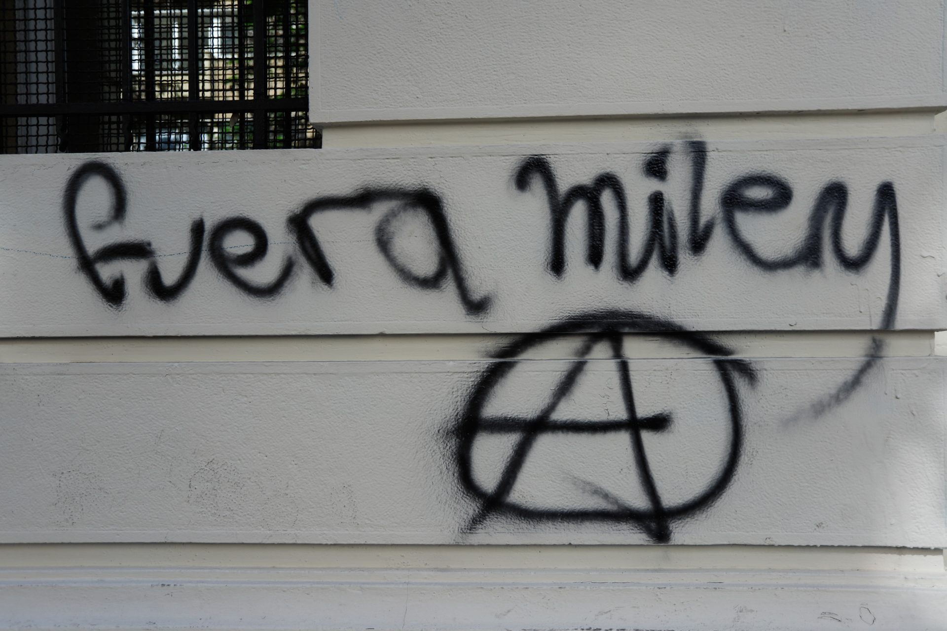 Vandalizan Embajada de Argentina: "Fuera Milei".