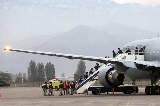 Este viernes, el Servicio Nacional de Migraciones (Sermig) llevó a cabo la expulsión de 36 individuos en el primer vuelo de la Fuerza Aérea de Chile (FACh) de este año, con destinos en las ciudades de Guayaquil (Ecuador) y Bogotá (Colombia).