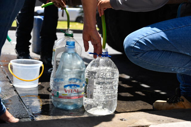 Aguas Andinas anunció oficialmente este viernes la ejecución de un extenso corte programado de suministro de agua para la semana entrante, impactando a áreas de tres comunas en la RM.