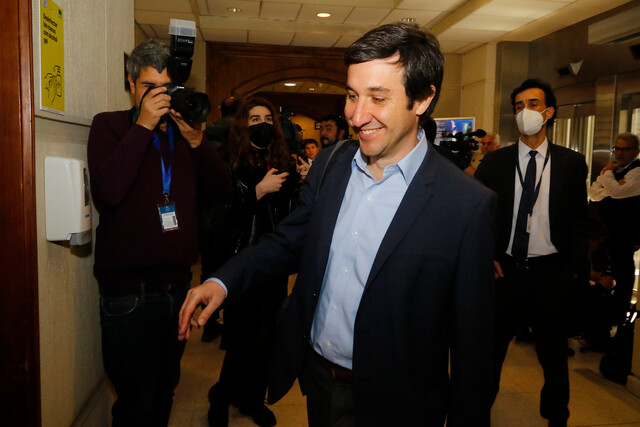 Guillermo Ramírez, líder de la bancada de diputados de la Unión Demócrata Independiente (UDI), comentó en una entrevista con Cooperativa que si el Gobierno persiste en destinar parte de la nueva cotización adicional a un sistema de reparto, la reforma integral sobre pensiones actualmente en debate en el Congreso no prosperará.