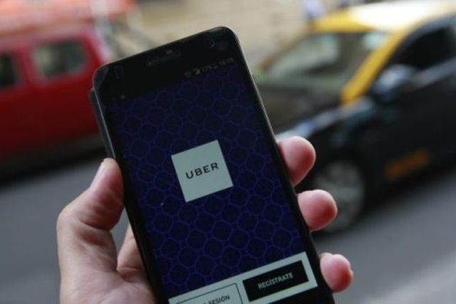 Uber ha acordado pagar 271,8 millones de dólares australianos (unos 178 millones de dólares estadounidenses o 163 millones de euros) a más de 8.000 operadores y titulares de licencias de taxis y coches de alquiler en Australia por pérdidas de ingresos durante la entrada de la multinacional al país oceánico, según informaron fuentes legales este lunes (18.03.2024).