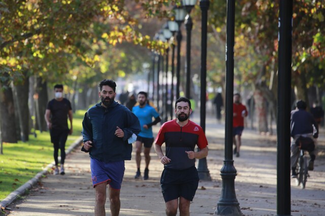 Mantener una rutina de ejercicios a largo plazo y alcanzar metas requiere paciencia y disciplina. Hacer un deporte que no disfrutas o en el que te sientes incómodo/a puede llevar rápidamente a abandonarlo y regresar a la comodidad del sofá.