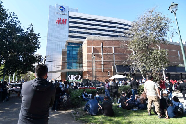 Este domingo, se llevó a cabo un extenso operativo en el Mall Marina Arauco de Viña del Mar después de que varias personas manifestaran síntomas de intoxicación en un establecimiento de comida rápida.