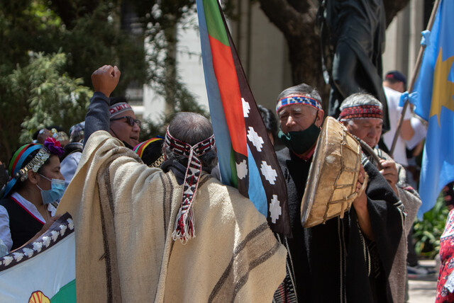 En un operativo llevado a cabo este martes por la Brigada de Investigaciones Policiales Especiales (Bipe) de la PDI de Cañete, se detuvieron a tres individuos relacionados con el grupo Resistencia Mapuche Lafkenche (RML), el cual ha asumido responsabilidad en varios ataques incendiarios y robos en las regiones del Biobío y La Araucanía.