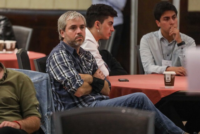 Familiares de víctimas del Estallido Social funan a exministro Blumel.