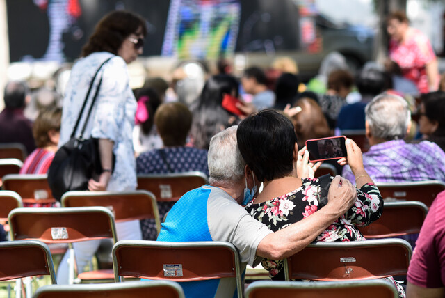 En la era digital, la tecnología ha transformado la forma en que nos comunicamos y nos conectamos con nuestros seres queridos. Sin embargo, hay un sector de la población que se enfrenta a desafíos significativos en este nuevo mundo digital: los adultos mayores que no están familiarizados con la tecnología. En tiempos de vacaciones, esta desconexión tecnológica se magnifica, creando barreras adicionales para la comunicación y conexión con la familia.