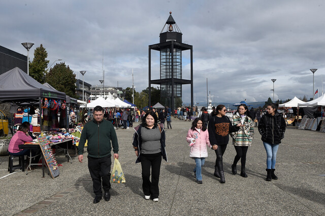 La Policía de Investigaciones (PDI) llevó a cabo la detención de 11 individuos y confiscó más de mil prendas falsificadas que estaban siendo comercializadas en el Mercado Persa de Valdivia, ubicado en la región de Los Ríos.