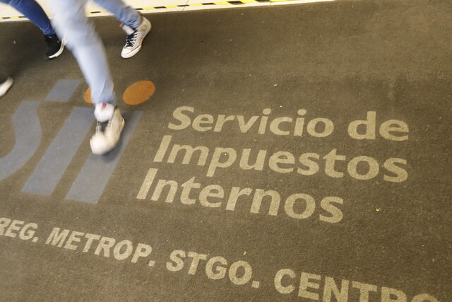 Testigo revela posible corrupción en Tribunal Tributario.