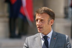 Macron enfrentó su primera aparición pública después del cambio de gabinete