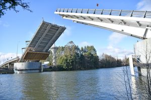 El Ministerio de Obras Públicas (MOP) ha anunciado que el puente Cau Cau, ubicado en Valdivia, Región de Los Ríos, estará operativo a partir de este fin de semana, tras la finalización de las reparaciones esenciales en la estructura.