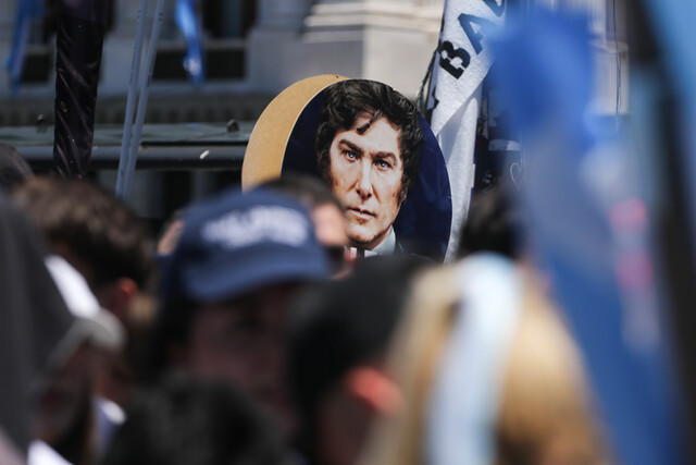Este miércoles, el Ministerio de Seguridad de Argentina comunicó la aprehensión de un individuo que profería amenazas de muerte contra el presidente argentino, Javier Milei, además de planear atentados con bombas dirigidos a edificios gubernamentales, como la Casa Rosada.