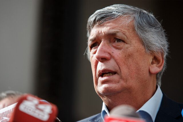 En una entrevista matutina con Radio Duna este viernes, el líder del Partido Comunista (PC), Lautaro Carmona, analizó la situación de las pensiones de gracia, la situación de Maisa Rojas, quien enfrenta críticas por su participación en reuniones con el lobista Pablo Zalaquett. Carmona reconoció que las reuniones, al no haber sido transparentadas, constituyeron un error, según las declaraciones del jefe del partido oficialista.