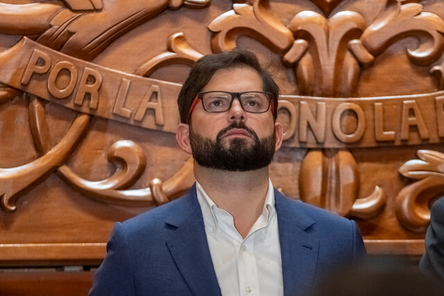 Boric envía su "respeto y más profundas condolencias" a familia de piloto fallecido en Talca.