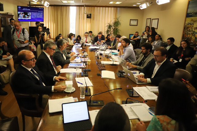 Asesor del Gobierno recibió llamada de director de Larraín Vial durante discusión de reforma previsional.