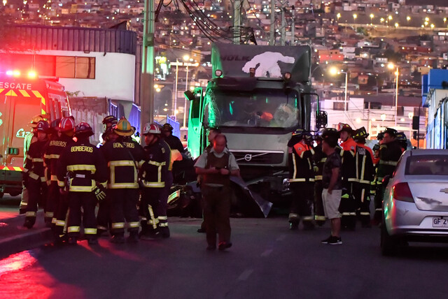 Tres personas perdieron la vida en un trágico incidente vial protagonizado por un camión durante la tarde del miércoles en la comuna de Antofagasta.