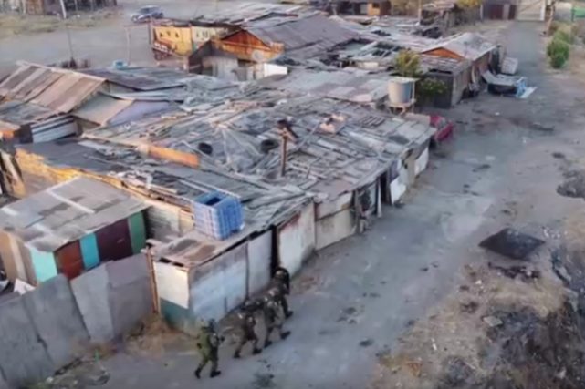 Carabineros descubrió una segunda residencia que se describe como una "casa del terror" en un campamento ubicado en Rinconada de Maipú, presuntamente utilizada por el Tren de Aragua. Su instalación se realizó suplantando a la Municipalidad de Providencia y también al Metro, ya que la instalación tenía los logos de ambos entes. Sin embargo, ninguna dijo estar involucrada en su creación. Así lo aseguró la alcaldesa de Providencia, Evelyn Matthei (UDI), quien constantemente se ha negado a la instalación de un memorial que idealice las acciones protagonizadas por la primera línea en el sector. Esto porque, a su juicio, solo trajo daños a los habitantes y comerciantes el sector. Matthei dijo a través de X que “lógicamente nuestro municipio no ha autorizado el uso de nuestros logos en ello y segundo, contarles que al contactar a Metro, han aclarado que ellos tampoco están involucrados ni han dado autorización alguna”. Por lo mismo, se determinó retirar la placa. “Desde @Muni_provi siempre apoyaremos espacios que unan y no aspectos que recuerden los graves daños provocados a nuestros vecinos y emprendedores”, señaló. La polémica se da semanas después de que se reabriera el acceso principal del Metro Baquedano, que como novedad incluía el fin de la plaza hundida, que fue utilizada por los manifestantes para instalar el denominado “Jardín de la Resistencia”, para recordar lo que fue el estallido social.