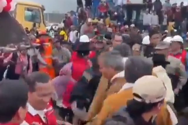 Presidenta de Perú es agredida por familiar de víctima de protestas antigubernamentales