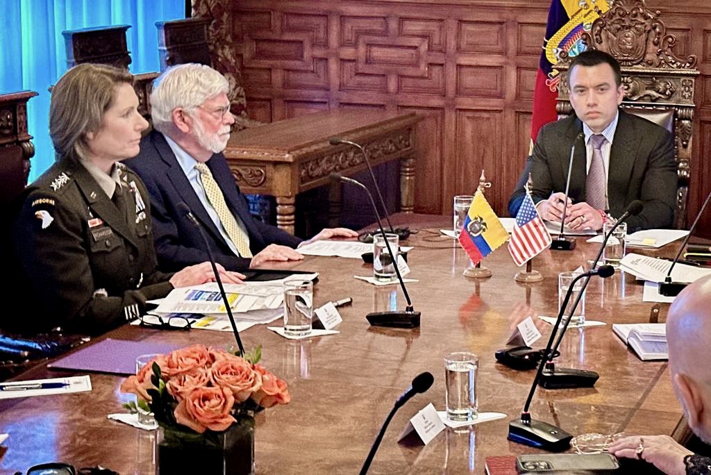 Ecuador y Estados Unidos firman acuerdo de cooperación marítima para combatir el crimen organizado