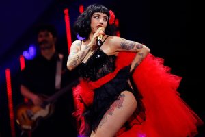 En la noche de este miércoles, la talentosa cantante chileno-mexicana Mon Laferte anunció un concierto benéfico en apoyo a las comunidades afectadas por los recientes incendios forestales en la región de Valparaíso.