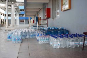 Sorpresa y preocupación han surgido a raíz de la investigación realizada por la Universidad de Columbia, la cual revela la presencia de cientos de miles de partículas de plástico en el agua embotellada que es consumida diariamente por millones de personas.