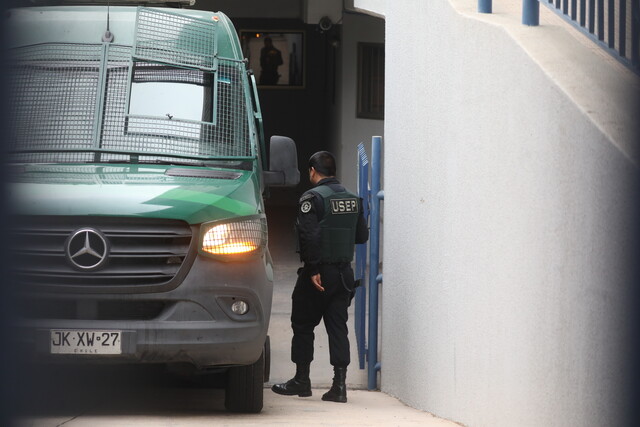 Diez de los once gendarmes que estaban disfrutando de sus vacaciones en el penal Santiago 1 han retomado sus labores, luego de que la dirección de Gendarmería decidiera despedirlos debido a su participación en una fiesta donde se encontraron alcohol y drogas.