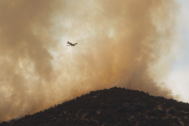 Un incendio forestal ha consumido más de 400 hectáreas hasta el momento, y continúa activo, alcanzando casi una semana desde su inicio. La emergencia afecta la localidad cordillerana de Troyo, ubicada en la comuna de Lonquimay, que actualmente se encuentra bajo Alerta Roja.