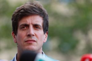 El diputado de Renovación Nacional (RN), Diego Schalper, confirmó que la Cancillería extendió una invitación a los miembros de la Comisión de Relaciones Exteriores de la Cámara Baja para reunirse el próximo lunes 22 de abril con el embajador de Chile en Venezuela, Jaime Gazmuri. La visita de Gazmuri se da en el contexto de un viaje personal previamente programado.