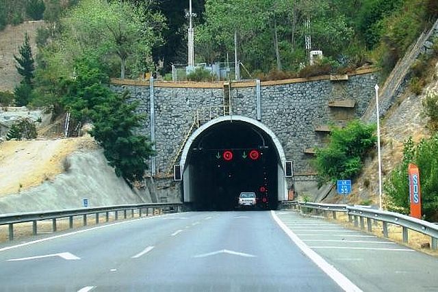 En el interior del túnel de Lo Prado, ubicado en la Ruta 68, se produjo un accidente de tráfico que desencadenó un incendio, resultando en el cierre temporal del túnel durante la mañana del pasado sábado.