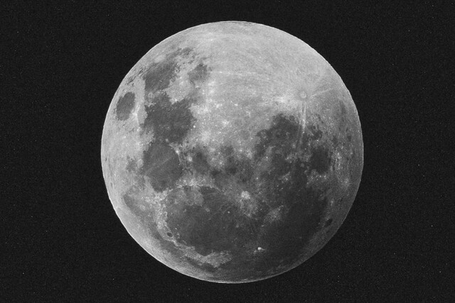 Detectar este fenómeno desde la Tierra resulta complicado, pero la realidad es que la Luna se está contrayendo gradualmente a medida que se enfría. Esta reducción progresiva plantea un desafío para el establecimiento de una base permanente en nuestro satélite natural.