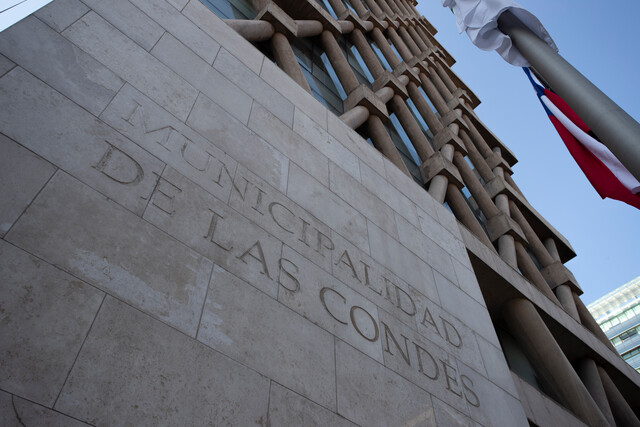 Durante la madrugada del domingo, un guardia de seguridad de la Municipalidad de Las Condes informó el descubrimiento de un cadáver en las instalaciones de la Tesorería Municipal, ubicada en el piso -1 del edificio municipal.