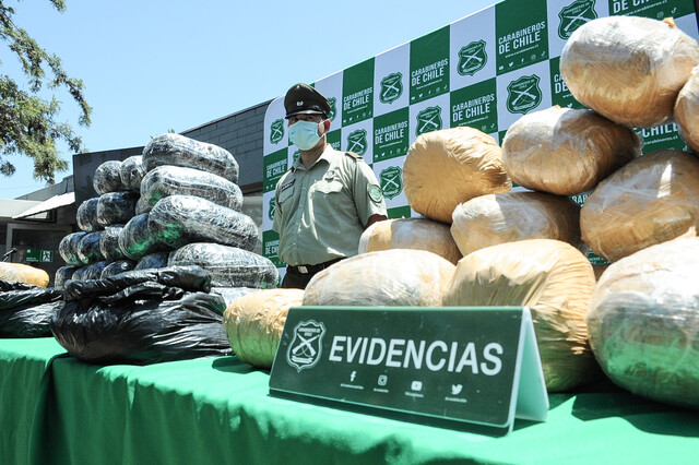 Dos individuos intentaban transportar un total de 212 kilogramos de drogas hacia el centro del país, ocultos en bolsas y contenedores dentro del compartimento de carga de una camioneta.