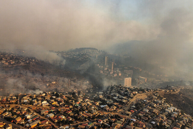 Tohá llama a "dejar las especulaciones" sobre el origen de los incendios.